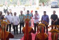 Bupati Seluma bersama Wakil Bupati Seluma menyambut kedatangan utusan khusus Presiden RI, di Gedung Daerah Serasan Seijoan Kabupaten Seluma, Sabtu (29/6/2024).