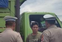 Personil Unit Lantas Polsek Ketahun dan Kamsel Satlantas Polres Bengkulu Utara Memberikan Himbauan kepada Sopir Truk Batu Bara di Bundaran D1 Ketahun (Foto: Yusuf/Penarafflesia.com)