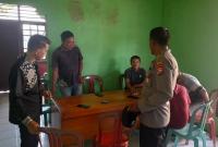 Kapolsek Lais, AKP Sukamto, bersama tim Subsatgas OMB Polsek Lais melakukan patroli dialogis dan koordinasi dengan komisioner dan staf PPK Lais di Sekretariat PPK Lais, Desa Pal Tiga Puluh, untuk persiapan dan keamanan tahapan Pemilu 2024 di Kecamatan Lais, Bengkulu Utara. (Foto: Yusuf/Penarafflesia.com)