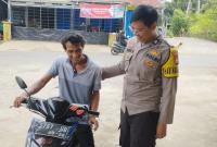 Brigpol Hendrik Rio S.H dari Bhabinkamtibmas Polsek Pino Raya saat memberikan teguran humanis kepada pengendara motor tanpa helm di Kabupaten Bengkulu Selatan, mendukung kesadaran dan kepatuhan terhadap peraturan lalu lintas (Foto: Agus/Penarafflesia)