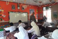 Kegiatan sosialisasi tertib lalu lintas oleh Sat Lantas Polres Mukomuko di SDN 01 XIV Koto, menekankan pentingnya keselamatan berkendara bagi pelajar, 22 Januari 2024. (yusuf/Penarafflesia.com)