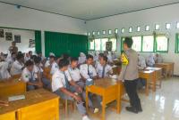  Kapolsek Ketahun, Iptu Freddy Simaremare SH, berdiri di depan mikrofon di aula SMA N 15 Bengkulu Utara, sedang memberikan sosialisasi tentang penerimaan Polri tahun 2024 (FOTO: Fatmala/Penarafflesia.com)