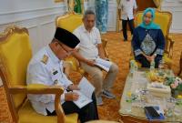 Gubernur Bengkulu Rohidin Maryah Bersam Kepala Kantor Bank Indonesia Provinsi Bengkulu