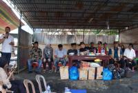 Gubernur Bengkulu Saat menyerahkan Bantuan Korban Kebakaran Di Kab Muko-Muko 