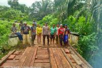 KEBERSAMAAN : Warga dan Pemdes Sinar Mulya Kompak dalam bergoto-royong Jumat (08/03)