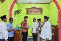 Achmad Brahmantyo membagikan wakaf Al Quran bagi warga binaan