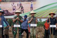 Gubernur Bengkulu, Rohidin Mersyah, bersama Danrem 041/Gamas Kolonel Inf. Rachmad Zulkarnaen, memimpin Gerakan Tanam Padi Gogo di Desa Kahyapu, Kecamatan Enggano, Kabupaten Bengkulu Utara, Sabtu (25/5).