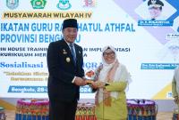 Plt. Gubernur Rosjonsyah menyerahkan cendera mata kepada Ketum PP IGRA Euis Susilawati dalam Muswil ke-IV IGRA Provinsi Bengkulu, Senin (28/10/2024). (Aldo-PenaRafflesia.Com) 