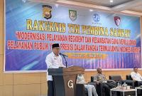 Asisten I Setda Khairil Anwar saat mewakili Sekda Isnan Fajri menyampaikan arahan dalam Rakernis Tim Pembina Samsat, Rabu (30/10/2024). (Angga-PenaRafflesia.Com)