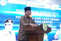 Plt Gubernur Rosjonsyah saat memberikan arahan sekaligus membuka Musda ke-III APITU DPD Bengkulu, Minggu (3/11/2024). (Angga-PenaRafflesia.Com)