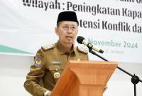 Sekda Isnan Fajri saat memberikan arahan dalam peningkatan kapasitas organisasi wanita, Senin (4/11/2024). (Oki-PenaRafflesia.Com)