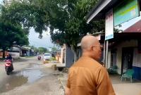 Bupati Bengkulu Selatan, Gusnan Mulyadi, langsung meninjau laporan masyarakat terkait kondisi rusak Jalan Mulkan Naum.