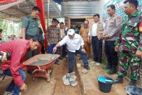 Bupati Seluma menghadiri acara groundbreaking rehabilitasi Rumah Tidak Layak Huni (RTLH) yang dilaksanakan di halaman rumah pemilik RTLH, Yuliana, di Desa Talang Benuang pada Senin (15/7/2024).