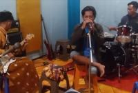 Mamas Plogger adalah seorang komponis dan penyanyi yang mempunyai aliran pop Jawa. (Doc:Red123)