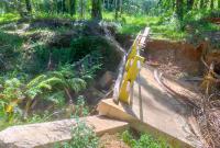 Tampak jembatan penghubung pemukiman dengan areal pertanian di Desa Talang rio Kecamatan air rami kabupaten Mukomuko ambruk. (AGUS/Penarafflesia.com)