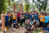 Bupati melakukan peninjauan langsung ke lokasi perbaikan jembatan di Desa Gunung Mesir, Kecamatan Semidang Alas, pada Senin (22/7/2024).
