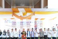 Pj Walikota Bengkulu Arif Gunadi Menikmati Makanan di Stand Siswa SMPN 18 Selama Festival Jajanan dan Seni Kreatif Nusantara, Memperlihatkan Dukungannya Terhadap Kreativitas dan Kewirausahaan Siswa (FOTO: MC/HO-IKOBENGKULU)