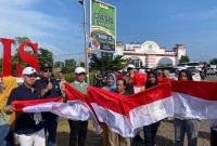 Sekretaris Daerah H. Hadianto, SE, MM, M.Si membagikan Bendera Merah Putih dalam rangka "Gerakan Nasional Pembagian 10 Juta Bendera Merah Putih" kepada masyarakat Kabupaten Seluma, di Simpang Enam Tais, Jum’at (2/8/2024).