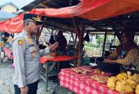 Tampak Kapolres Bengkulu Selatan AKBP Florentus Situngkir, SIK saat berinteraksi langsung dengan salah satu pedagang pasar Ampera/Humas.