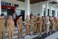 Tampak usai apel bersama, Bupati dan ASN dilingkungan Pemda BS bersalam-salaman saling memaafkan satu sama lain/MC BS.