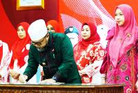 Pengukuhan Bunda Literasi Provinsi Bengkulu dan Bunda Literasi kabupaten/kota se-Provinsi Bengkulu periode 2025–2030 dalam acara yang digelar di Balai Raya Semarak Bengkulu, Senin (27/10/2025).