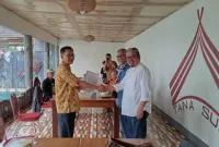Penyerahan SK pendirian Baitul Tamwil Muhammadiyah oleh Ketua PWM Bengkulu, Fajrul Hamidi kepada pengurus, Rabu, 3 September 2025.