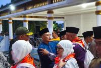 Bupati Bengkulu Selatan Gusnan Mulyadi saat melepas 134 jemaah haji/MCBS.