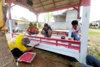 Amrul Ma’aruf Ketua RT 15 RW 03 Kelurahan Sukarami dan Warga GAA mempoles Pos Ronda dengan Warna Merah Putih, Minggu (21/9/25).