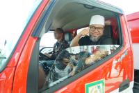 Penyerahan kendaraan arm roll (truk sampah) dan 102 unit bak arm roll, bantuan yang berlangsung di Balai Kota Merah Putih, Senin siang (27/10).