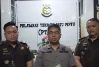 Kejaksaan Negeri (Kejari) Bengkulu Selatan resmi menetapkan Ketua Komisi Pemilihan Umum (KPU) Bengkulu Selatan, Erina Okraini, Kamis malam (6/11/2025).