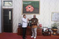 Plt Direktur Utama Bank Bengkulu, Iswahyudi dan Bupati Bengkulu Tengah, Rachmat Riyanto