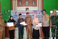 Pemerintah Desa Wonosobo, Kecamatan Penarik saat menyalurkan BLT-DD kepada masyarakat yang membutuhkan, Selasa (7/4/2026). (Oye/PenaRafflesia.Com) 