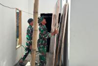 Personel Satgas TMMD ke-129 Kodim 0813 Bojonegoro bersama warga bergotong royong menyelesaikan tahap finishing renovasi Rumah Tinggal Layak Huni (Rutilahu) milik Bapak Koko Margono di Dusun Krebet, Desa Kesongo, Kecamatan Kedungadem, Bojonegoro, Kamis (6/8/2026). Renovasi tersebut ditargetkan segera rampung agar rumah dapat ditempati dengan aman dan nyaman.