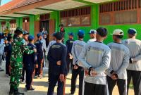 Melalui kegiatan nonfisik, personel Satgas TMMD Kodim 0813 Bojonegoro memberikan pelatihan Peraturan Baris Berbaris (PBB) kepada siswa SMP Negeri Satu Atap Kesongo, Jumat (17/7/2026). 