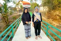 Warga melintas di Jembatan Brang Etan yang telah rampung dibangun melalui program TMMD ke-129 di Desa Kesongo, Kecamatan Kedungadem, Kabupaten Bojonegoro, Senin (10/8/2026). Foto: Deni Flamboyan/Sumber TMMD Bojonegoro