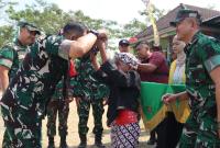 Suasana penuh keakraban mewarnai kunjungan Tim Pengawasan dan Evaluasi (Wasev) TNI Manunggal Membangun Desa (TMMD) ke-129 Tahun Anggaran 2026 di Desa Kesongo, Kecamatan Kedungadem, Kabupaten Bojonegoro, Jumat (31/7/2026).