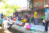 Suasana penuh keakraban terlihat pada Sabtu (1/8/2026), ketika personel Satgas TMMD dan warga menikmati hidangan bersama usai melaksanakan kegiatan gotong royong di lokasi pembangunan.