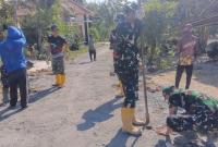 Di tengah teriknya cuaca musim kemarau, para prajurit bersama masyarakat terus mempercepat pembangunan jalan cor beton sepanjang 490 meter dengan lebar 3 meter di Dusun Mundu, Desa Kesongo, Kecamatan Kedungadem, Sabtu (25/7/2026).
