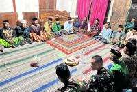 sejumlah anggota Satgas TMMD menghadiri tahlilan 1.000 hari di kediaman salah seorang warga di Dusun Mundu, Desa Kesongo, Kecamatan Kedungadem, Kabupaten Bojonegoro, Rabu (22/7/2026).
