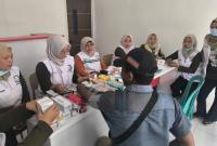 Warga mengikuti pemeriksaan dan pengobatan gratis dalam rangkaian penutupan TMMD ke-129 di Desa Kesongo, Kecamatan Kedungadem, Kabupaten Bojonegoro, Kamis (13/8/2026). Layanan kesehatan tersebut meliputi pemeriksaan tekanan darah, gula darah, asam urat, kolesterol, serta pengukuran tinggi dan berat badan. Foto: Deni Flamboyan/Sumber: TMMD Bojonegoro.