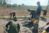 Setelah paving lama dibongkar, Satgas TMMD ke-129 Kodim 0813 Bojonegoro kini memulai proses pengecoran jalan yang selama ini menjadi akses utama masyarakat.