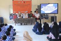 Pelajar SD dan SMP di Desa Kesongo, Kecamatan Kedungadem, Kabupaten Bojonegoro, mengikuti edukasi gizi, pencegahan stunting, dan kesehatan reproduksi yang digelar Satgas TMMD ke-129 Kodim 0813/Bojonegoro bersama DP3AKB Kabupaten Bojonegoro dan Forum GenRe, Rabu (5/8/2026). Foto: Deni Aripandi/Sumber TMMD Bojonegoro.