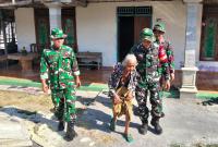 Dampingi Mbah Kasidah: Babinsa Desa Kesongo Serka Lasmidi mendampingi Mbah Kasidah saat melihat proses rehabilitasi rumah milik putranya, Ladi, melalui program Rutilahu TMMD ke-129 Kodim 0813 Bojonegoro di Dusun Pareng, Desa Kesongo, Kecamatan Kedungadem, Jumat (7/8/2026).