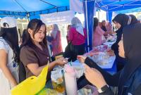 Keterangan Foto: Warga menyerbu pasar murah yang digelar dalam rangka penutupan TMMD ke-129 Kodim 0813/Bojonegoro di Desa Kesongo, Kecamatan Kedungadem, Kamis (13/8/2026). Kegiatan tersebut menyediakan kebutuhan pokok dengan harga terjangkau dan mendapat antusiasme masyarakat. Foto: Deni Flamboyan/Sumber: TMMD Bojonegoro.