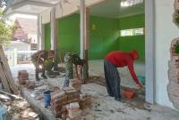 Kolaborasi antara Satgas TMMD dan masyarakat menjadi faktor penting dalam mempercepat penyelesaian pembangunan. Kekompakan yang terjalin selama proses renovasi mencerminkan kuatnya sinergi antara TNI dan warga dalam mewujudkan fasilitas pendidikan yang lebih layak bagi generasi muda.