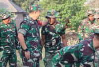 Komandan Satuan Tugas (Dansatgas) TMMD ke-129 Kodim 0813/Bojonegoro, Letkol Inf Dedy Dwi Wijayanto, turun langsung ke lapangan untuk memberikan motivasi kepada seluruh personel yang terlibat dalam pelaksanaan Program TNI Manunggal Membangun Desa (TMMD) ke-129 Tahun 2026 di Desa Kesongo, Kecamatan Kedungadem, Kabupaten Bojonegoro, Rabu (22/7/2026).