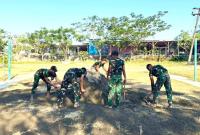 Salah satunya terlihat pada Kamis (23/7/2026), ketika personel Satgas TMMD ke-129 bersama warga bergotong royong melakukan pemerataan lapangan bola voli yang berada di depan Balai Desa Kesongo.