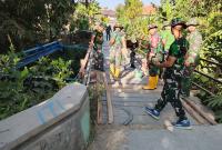 Melalui Program TNI Manunggal Membangun Desa (TMMD) ke-129 Tahun Anggaran 2026, Satgas Kodim 0813 Bojonegoro mulai membangun jembatan yang selama ini menjadi akses vital bagi aktivitas masyarakat.