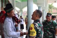 suasana kebersamaan saat rombongan melaksanakan Salat Jumat bersama masyarakat di Masjid Nur Rohman, Jumat (31/7/2026).