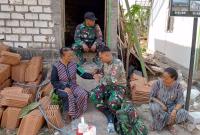 Praka Andi Aprianto, anggota Tim Kesehatan Satgas TMMD ke-129 Kodim 0813/Bojonegoro, melakukan pemeriksaan kesehatan dasar kepada warga Dusun Kedungpandan, Desa Kesongo, Kecamatan Kedungadem, Kabupaten Bojonegoro.
